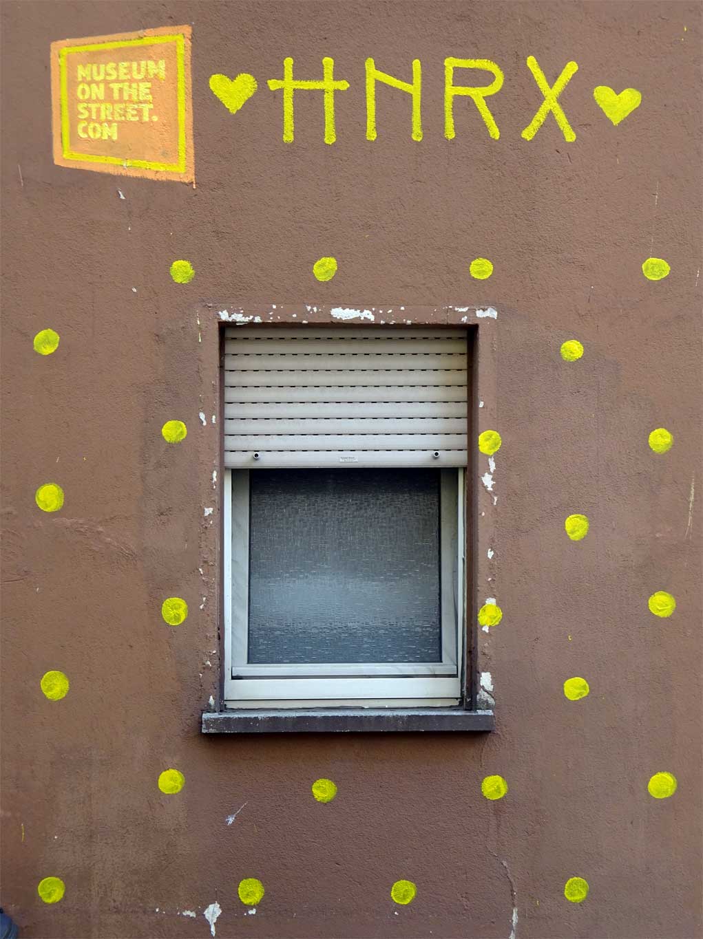 Viele pixelartige Motive an Hausfassade im Sandweg