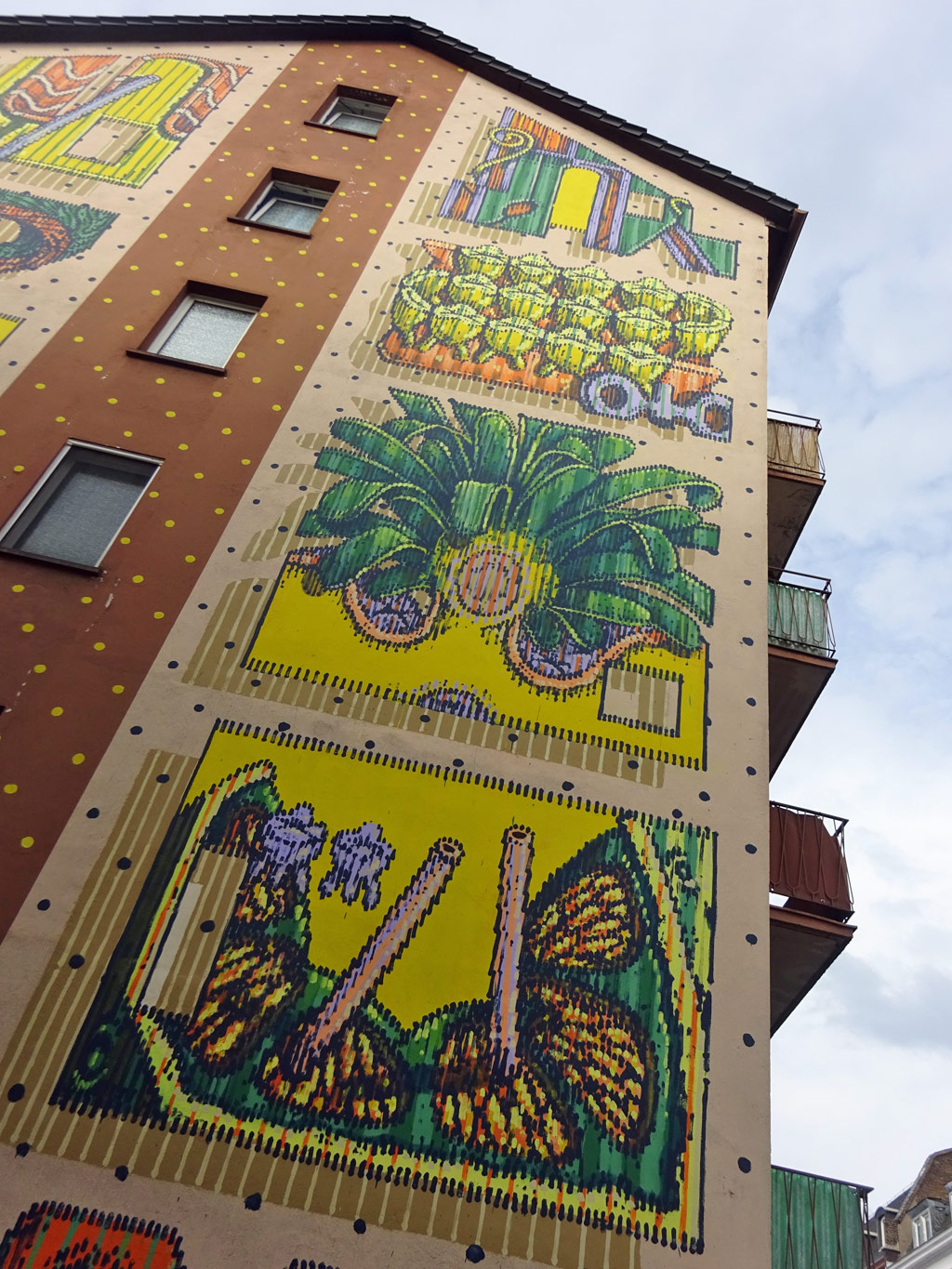 Viele pixelartige Motive an Hausfassade im Sandweg