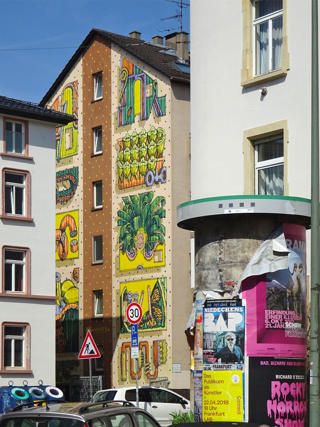 Viele pixelartige Motive an Hausfassade im Sandweg
