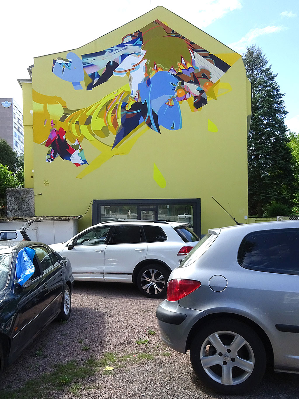 Abstraktes Mural an Hausfassade in der Friedberger Landstraße