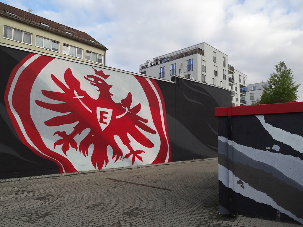 Wandbild zeigt das Wappen von Eintracht Frankfuirt