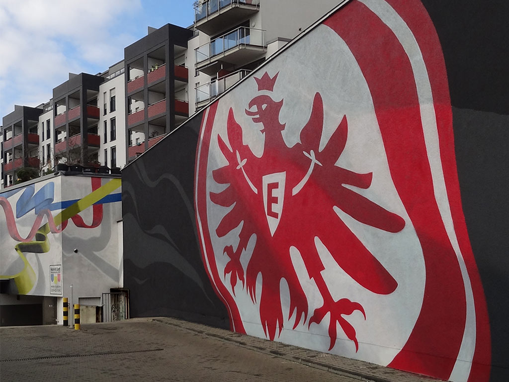 Wandbild zeigt das Wappen von Eintracht Frankfuirt