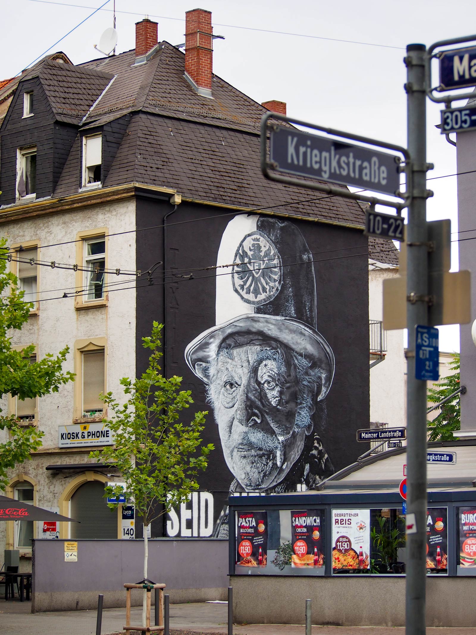 Schwarz-weißes Portrait von Helmut „Sonny“ Sonneberg mit Zitat „Seid hellhörig“