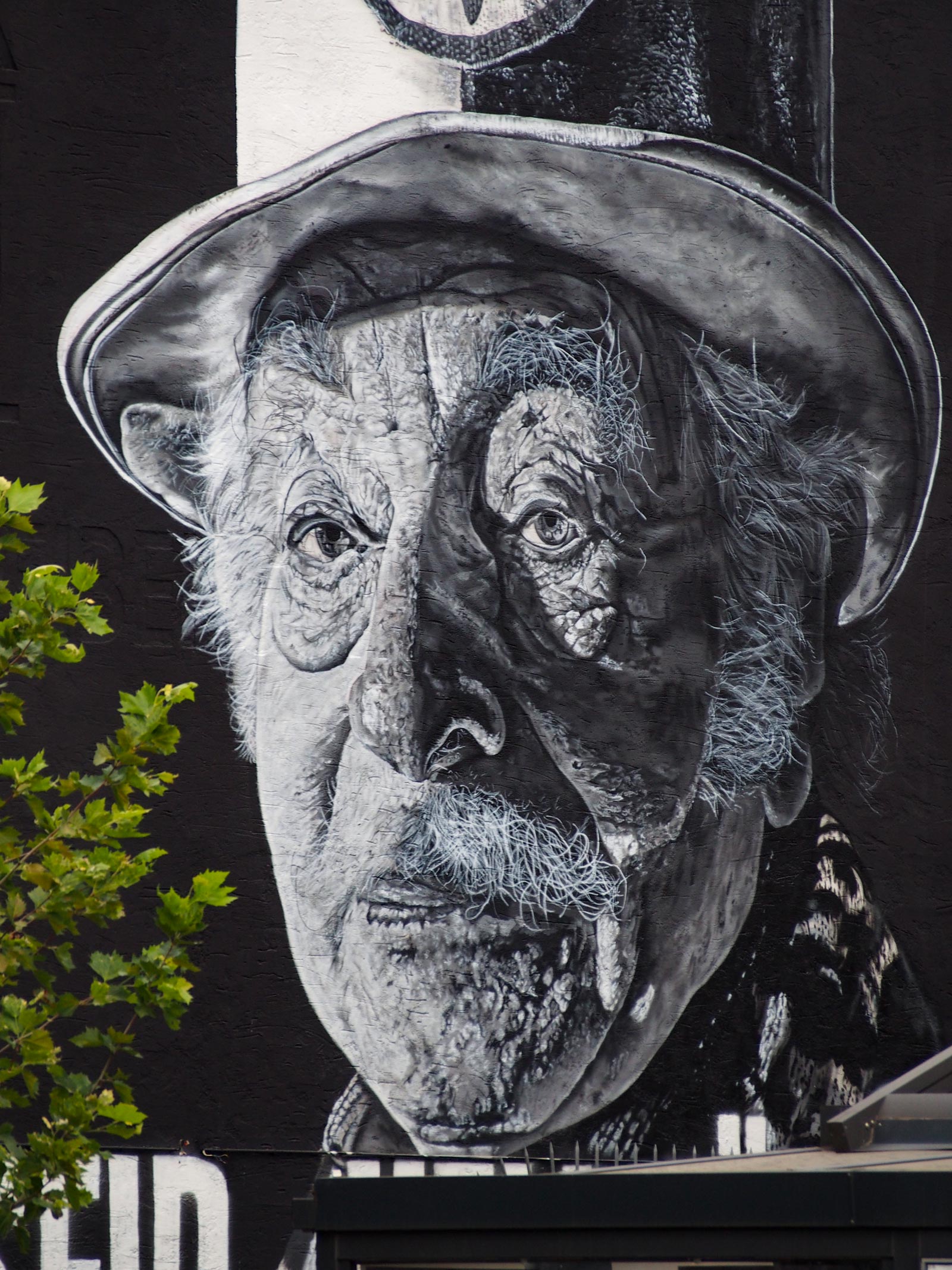 Schwarz-weißes Portrait von Helmut „Sonny“ Sonneberg mit Zitat „Seid hellhörig“