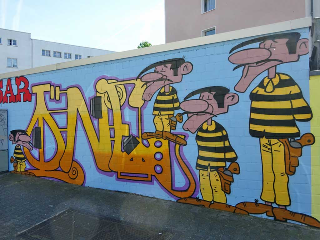 Lucky Luke, Rantanplan und die Daltons-Bande auf Mauerwerk in Frankfurt-Bornheim
