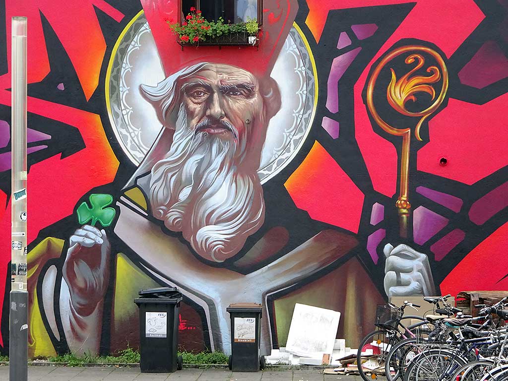Fassade an kleinem Haus am Ostbahnhof zeigt St. Patrick