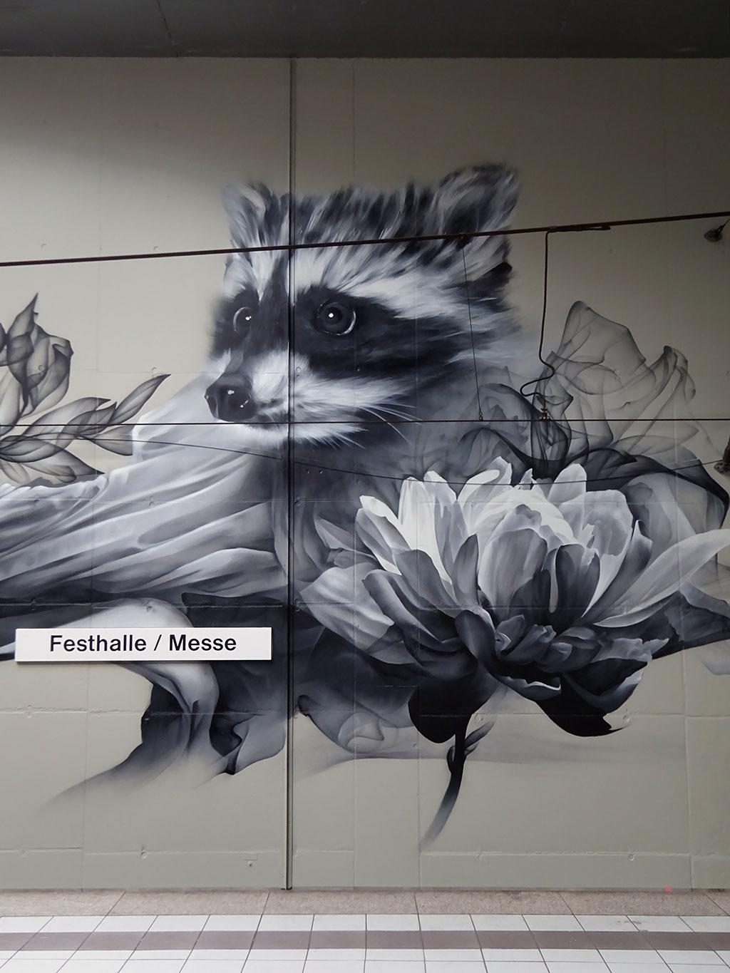 Großes Partnerstädte-Wandbild in U-Bahn-Station Festhalle/Messe in Frankfurt zeigt Adler (für Frankfurt) und Waschbär (für Toronto)
