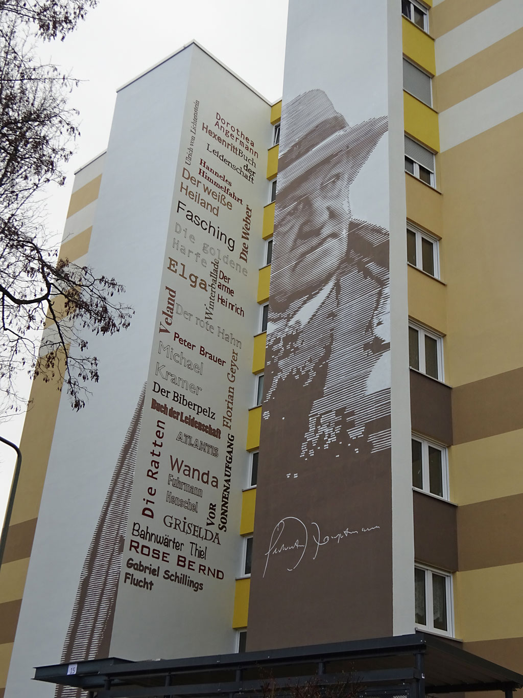 Fotorealistisches schwarz-weiß-Portrait von Gerhart Hauptmann an Wohnhochhaus in Frankfurt-Niederursel