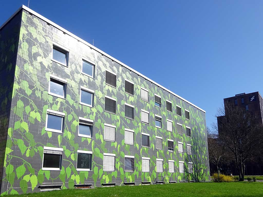 Pflanzenwelt-Muster über die gesamte Hausfassade