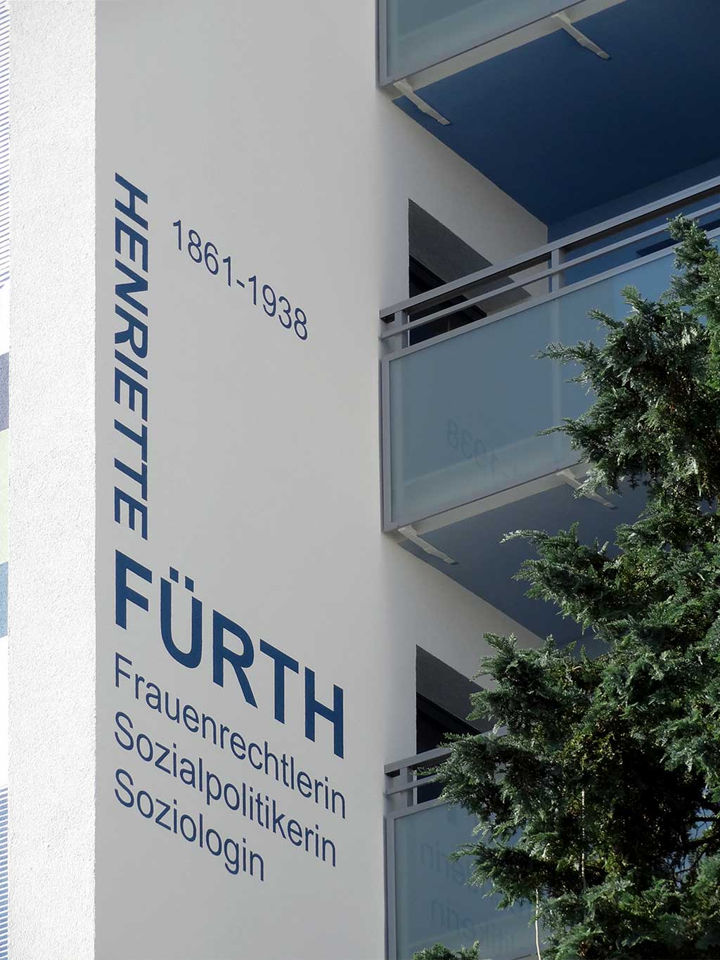Wohnhochhaus in Schwanheim mit großem Wandbild von Henriette Fürth