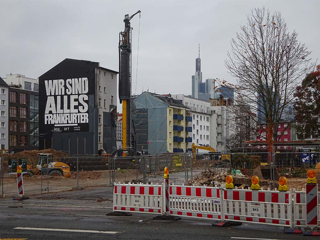 Wir sind alles Frankfurter - Parole in weiß auf schwarz an Hausfassade im Frankfurter Allerheiligenviertel