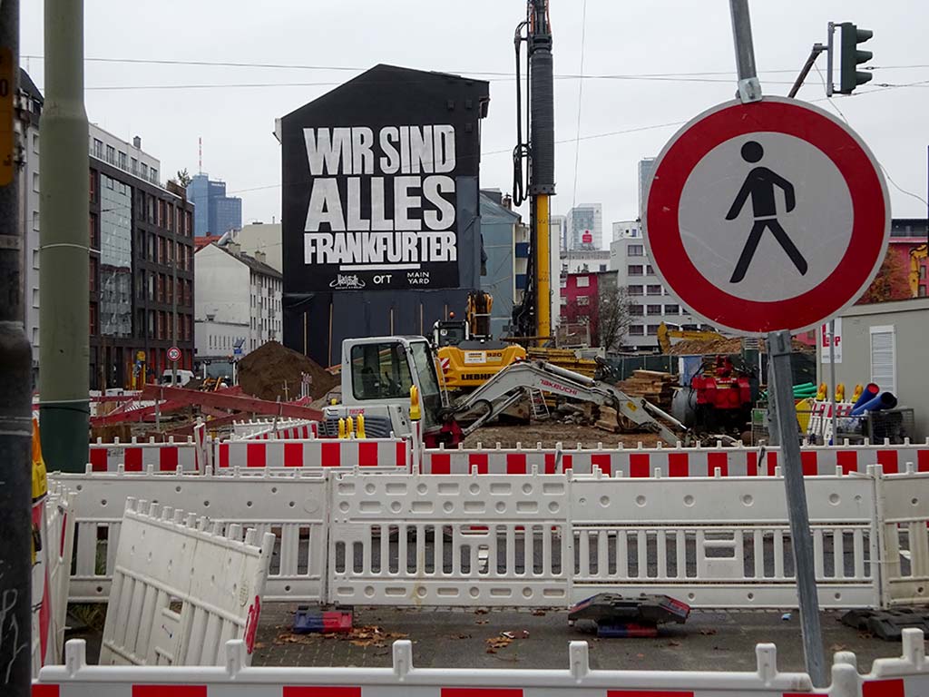 Wir sind alles Frankfurter - Parole in weiß auf schwarz an Hausfassade im Frankfurter Allerheiligenviertel